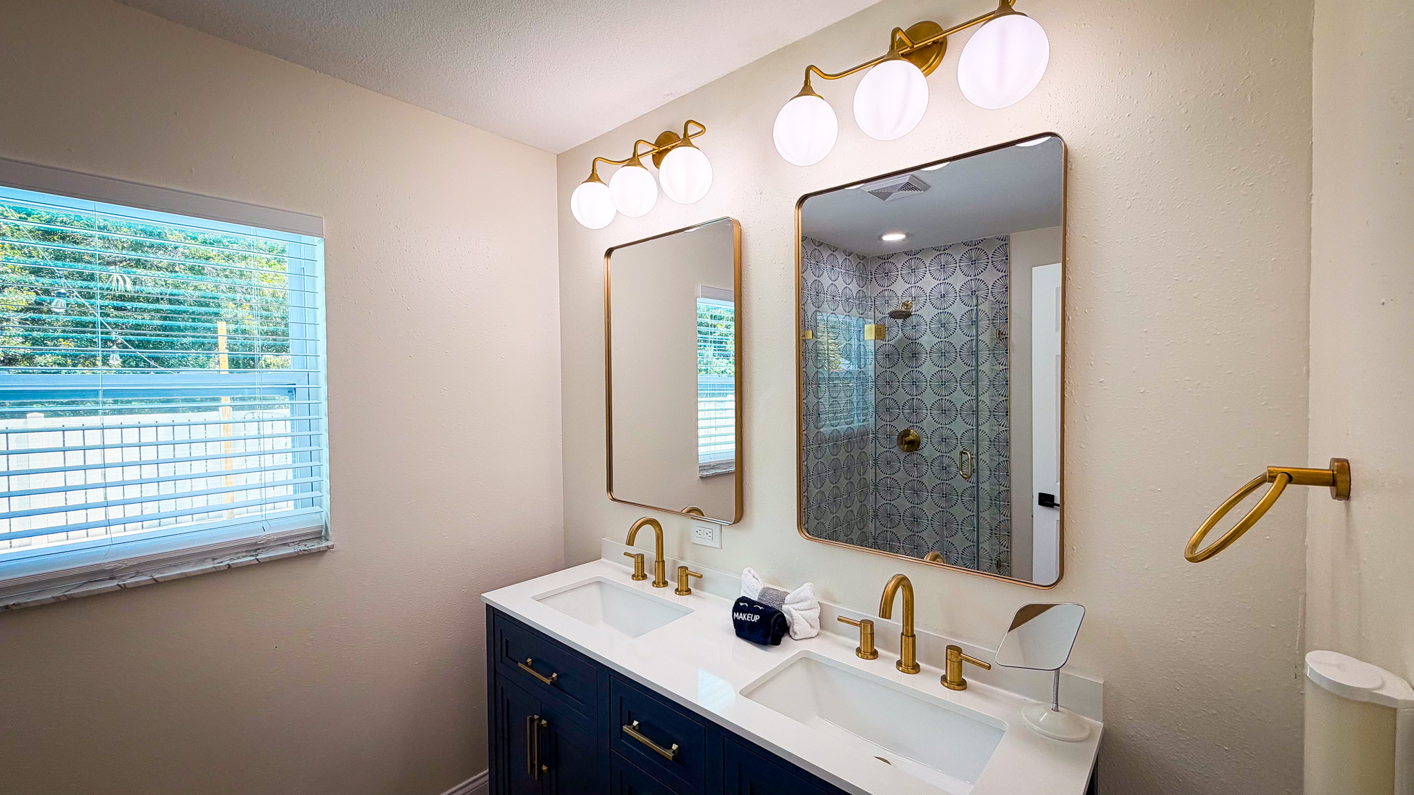 Curbless walk-in shower with niche and bench.